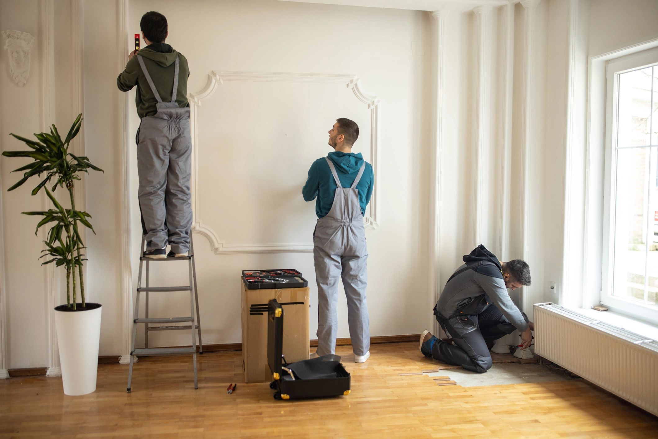 Profesionales realizando instalación tecnológica en sitio